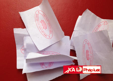 Nữ “đại gia”lừa cụ già bán vé số